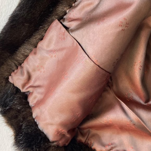 1940s Brown Faux Fur Cape with Rose Silk Faille Lining - Picture 4 of 9